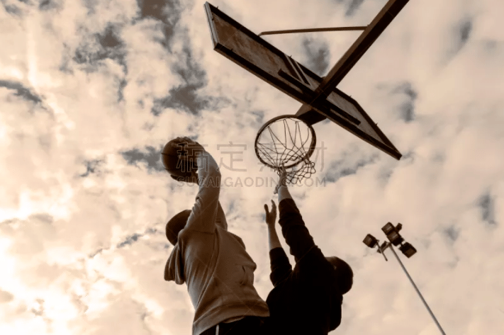 西部混战升级！勇士输球快船逼近王侠拓输球太阳第九阿杜哈登乐了